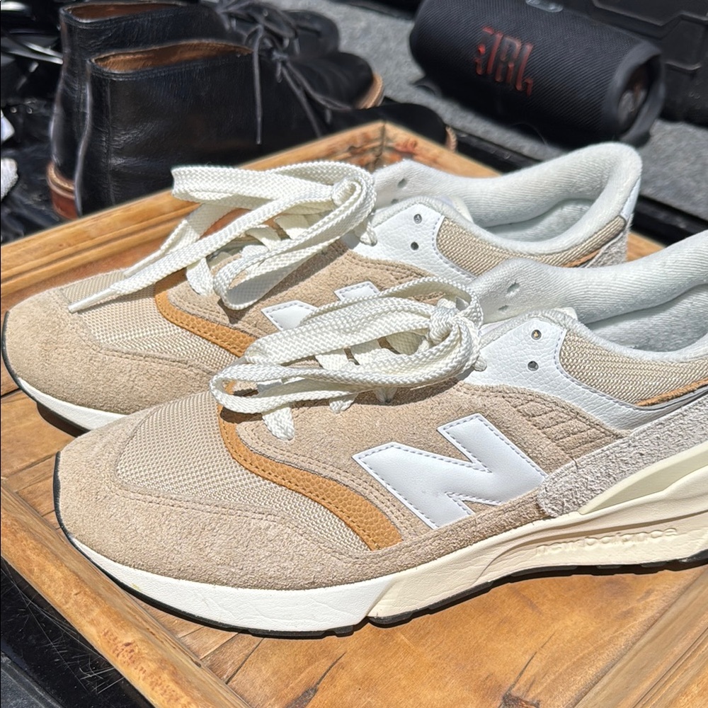 New Balance 997 R Tan and White Sneakers
New Worn Once. Amazing. Size M 10 1/2